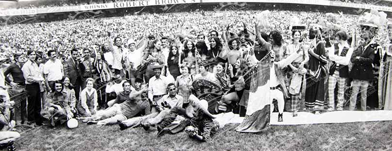 México 1971 - Celebración en cancha con bandera de México